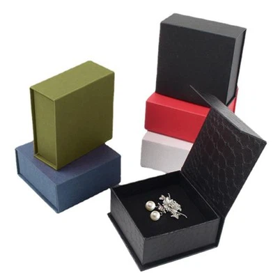 קופסת מתנה קטנה לעגילים